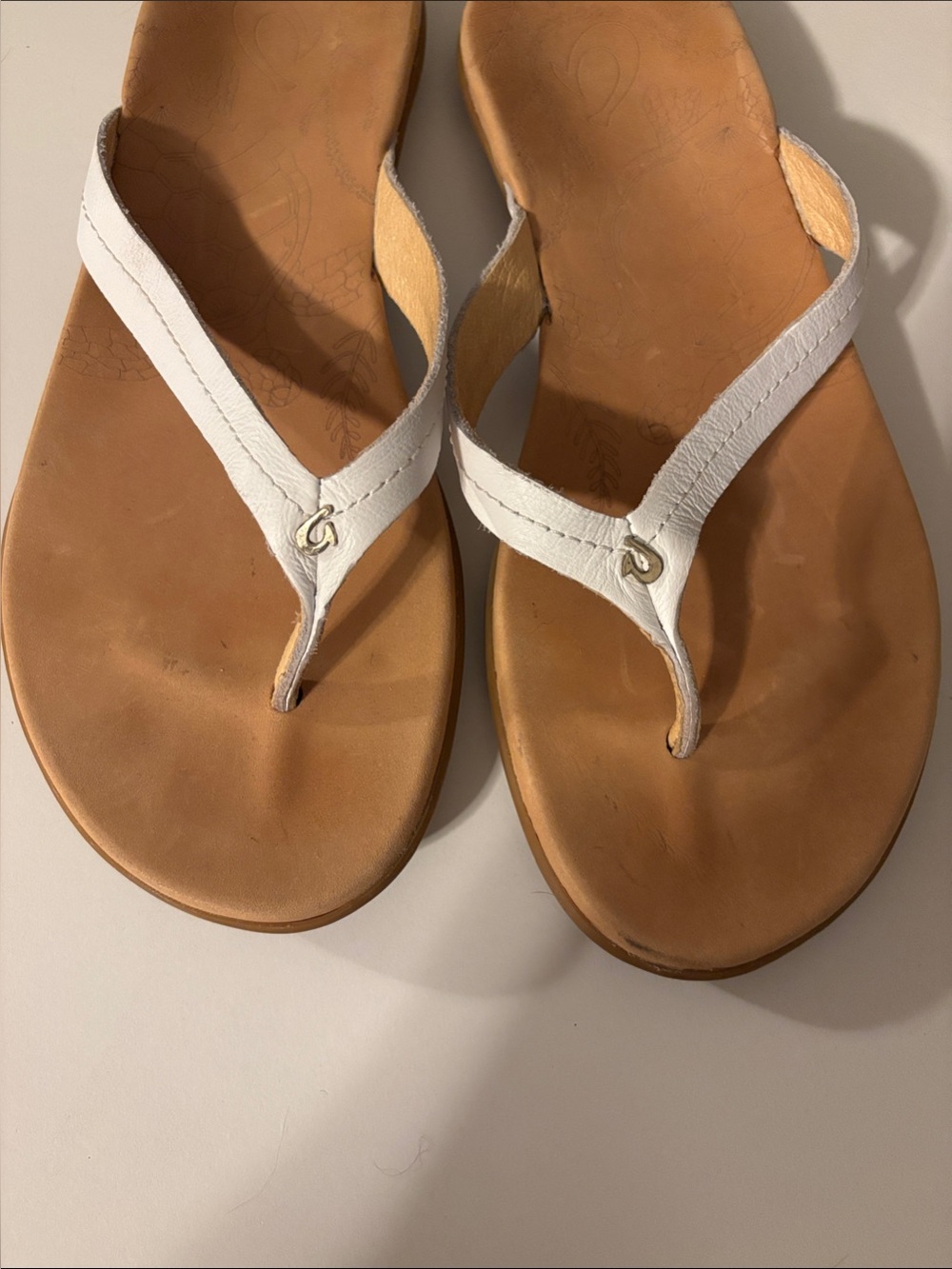 Olukai White Leather Flip-Flop Sandals - Women size 7 - Picture 3 of 10